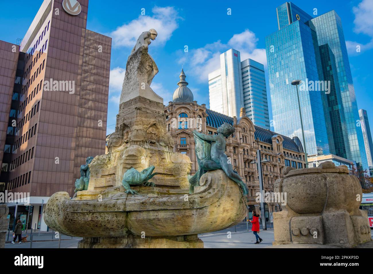 Vue sur le quartier financier, la fontaine Marchenbrunnen et l'Euro Sculpture, Willy Brandt Platz, Francfort-sur-le-main, Hesse, Allemagne, Europe Banque D'Images