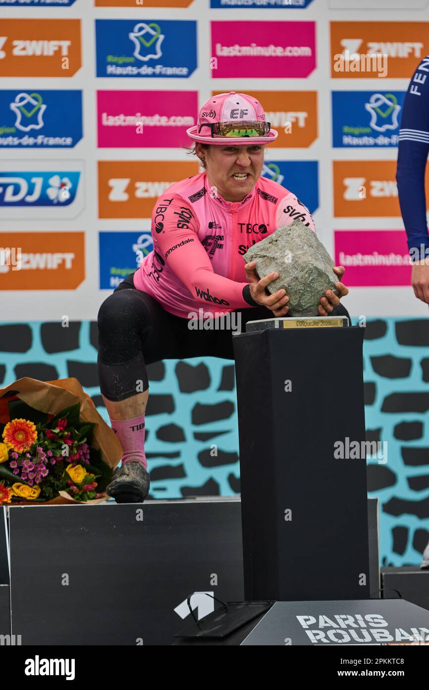 Paris Roubaix femmes. édition 3rd. 8 avril 2023 gagnante Alison Jackson (TIB) CAN 3h42’56” 2nd Katia Ragusa (LIV) ITA 3rd Marthe Truyen (FED) bel Banque D'Images