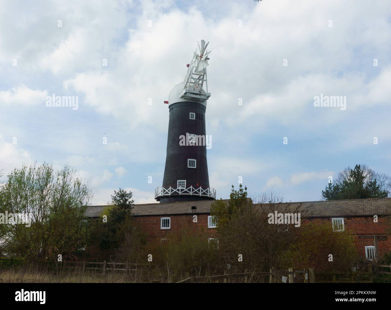 Skidby Mill, près de Beverley, E. Yorkshire, sans voiles. Les voiles sont maintenant de retour sur place et attendent d'être suspendues une fois que le temps s'améliore. Banque D'Images