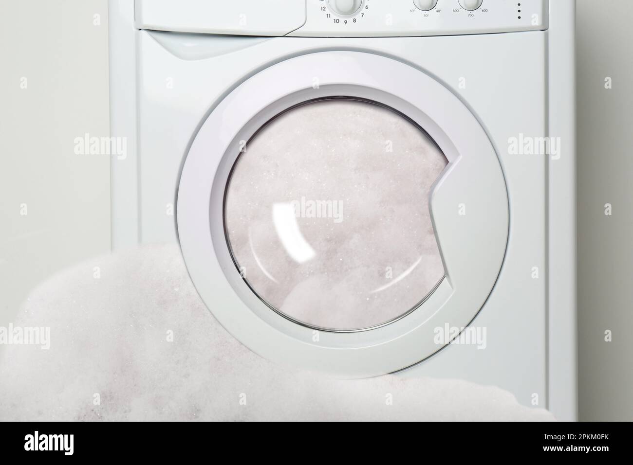 Mousse sortant du lave-linge cassé pendant le lavage Photo Stock - Alamy