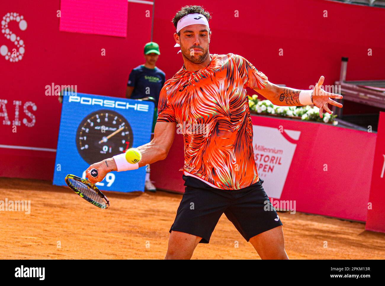 Estoril, Portugal. 08th avril 2023. Marco Cecchinato, d'Italie, joue contre Miomir Kecmanovic, de Serbie, lors de la manche 4th du tournoi Millennium Estoril Open au CTE-Clube de Ténis do Estoril. (Note finale: 2-0) crédit: SOPA Images Limited/Alamy Live News Banque D'Images