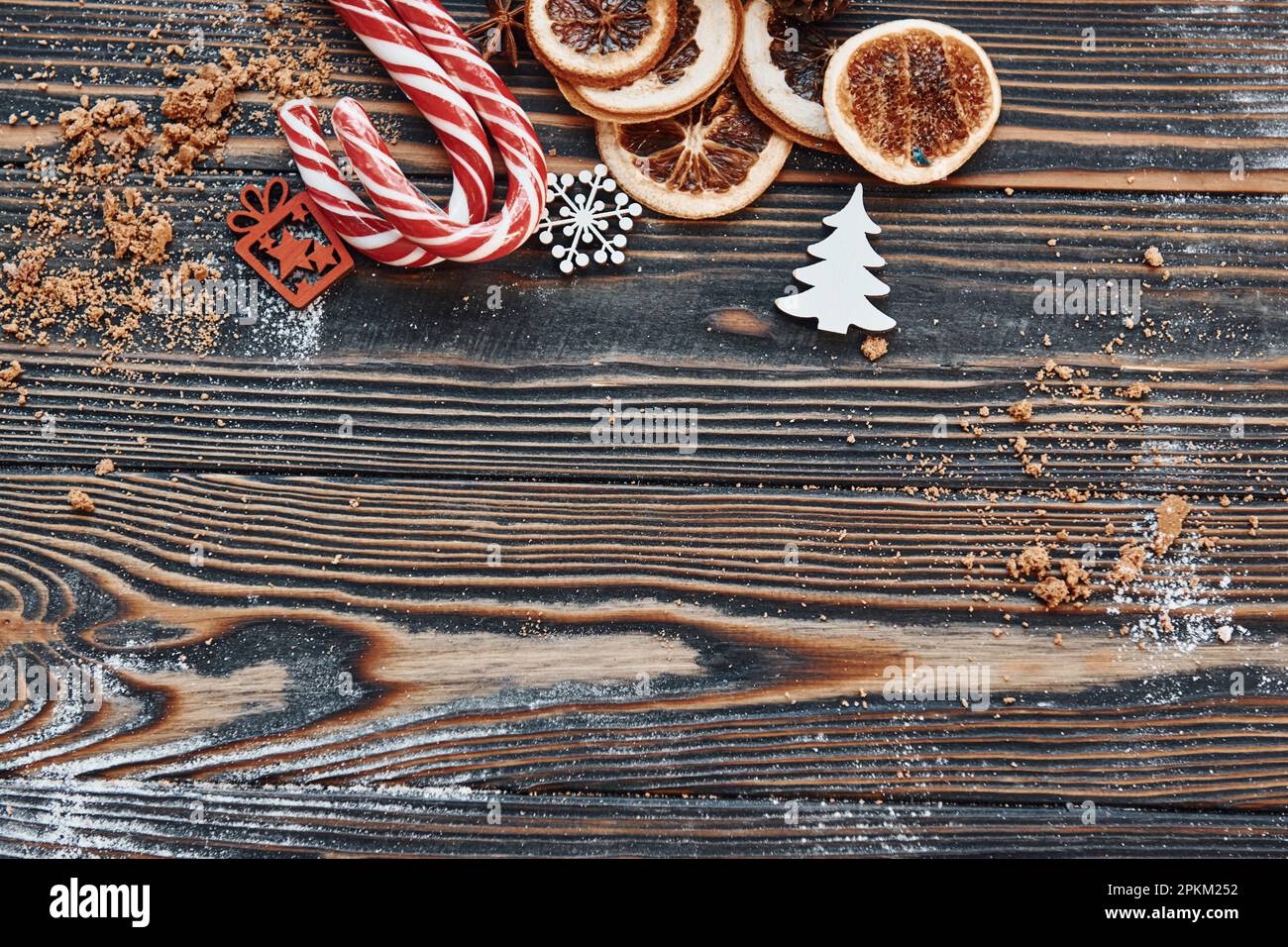 Bonbons et tranches d'oranges. Arrière-plan de Noël avec décoration de vacances. Banque D'Images