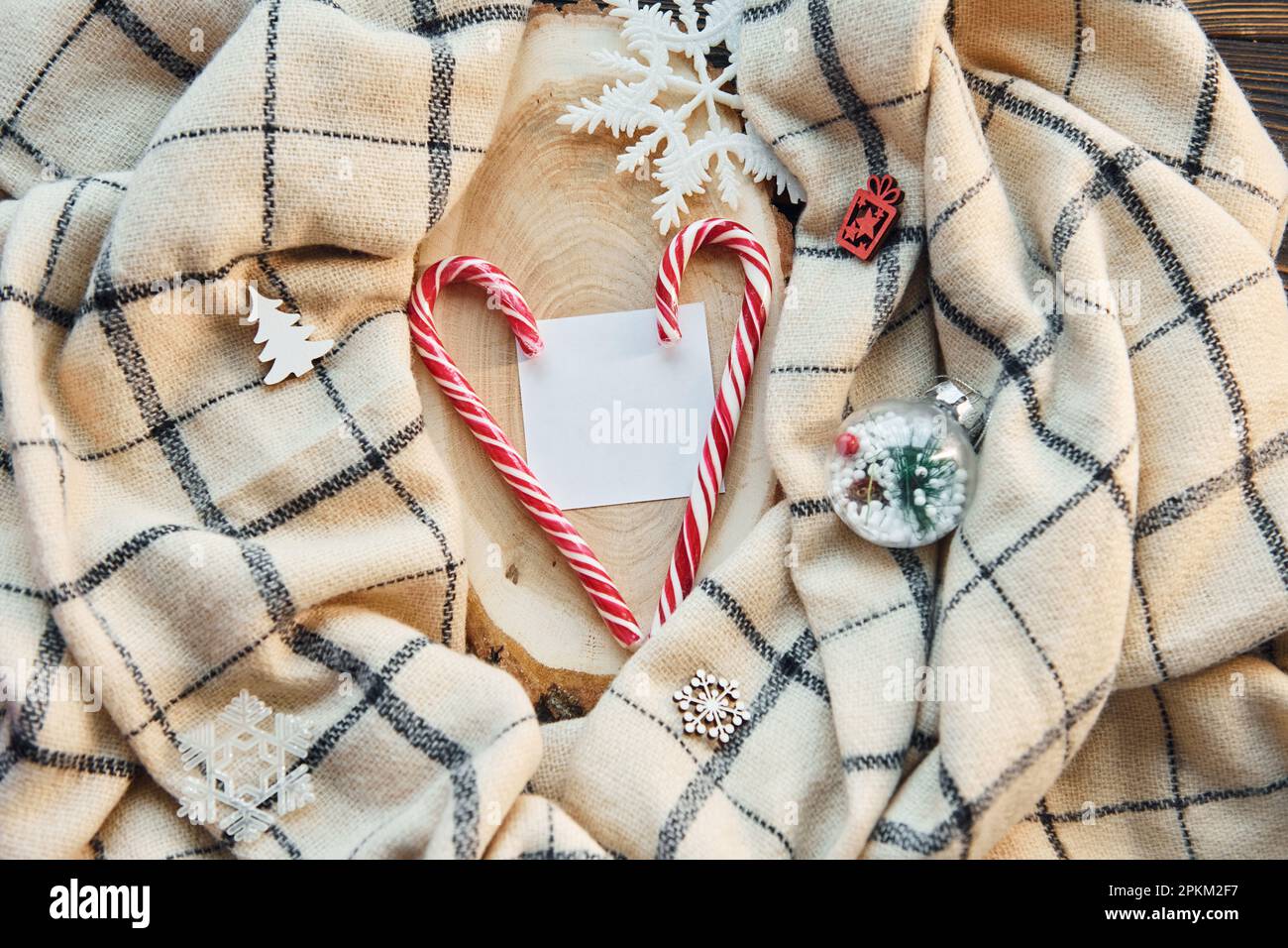 Bonbons rouges. Arrière-plan de Noël avec décoration de vacances. Banque D'Images