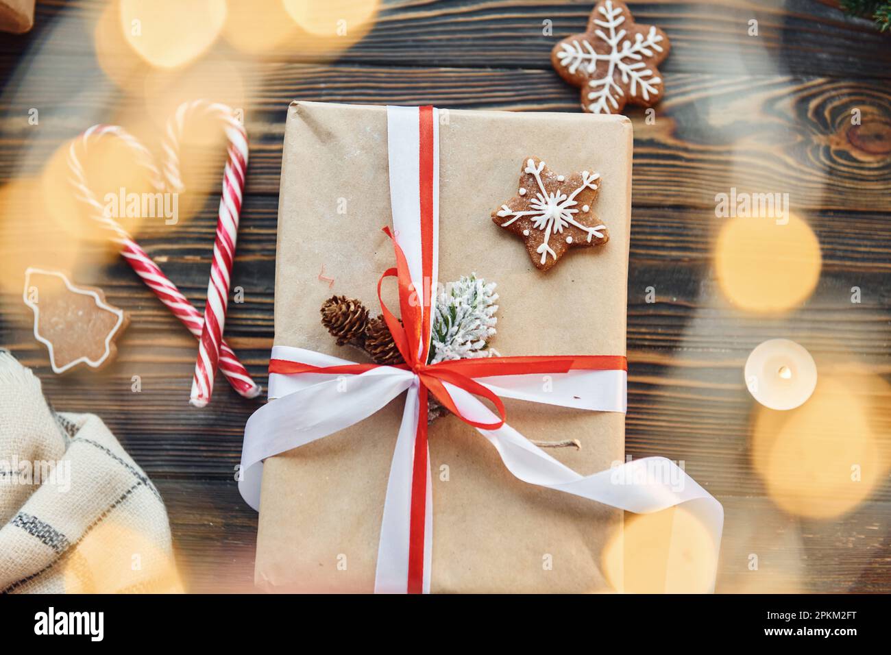 Boîte cadeau. Arrière-plan de Noël avec décoration de vacances. Banque D'Images