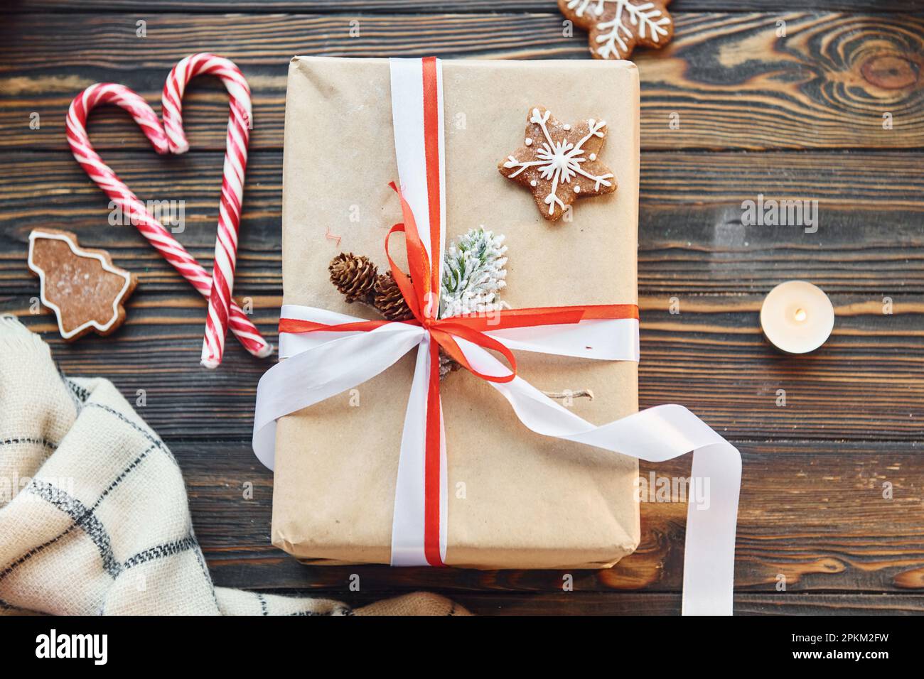 Boîte cadeau. Arrière-plan de Noël avec décoration de vacances. Banque D'Images