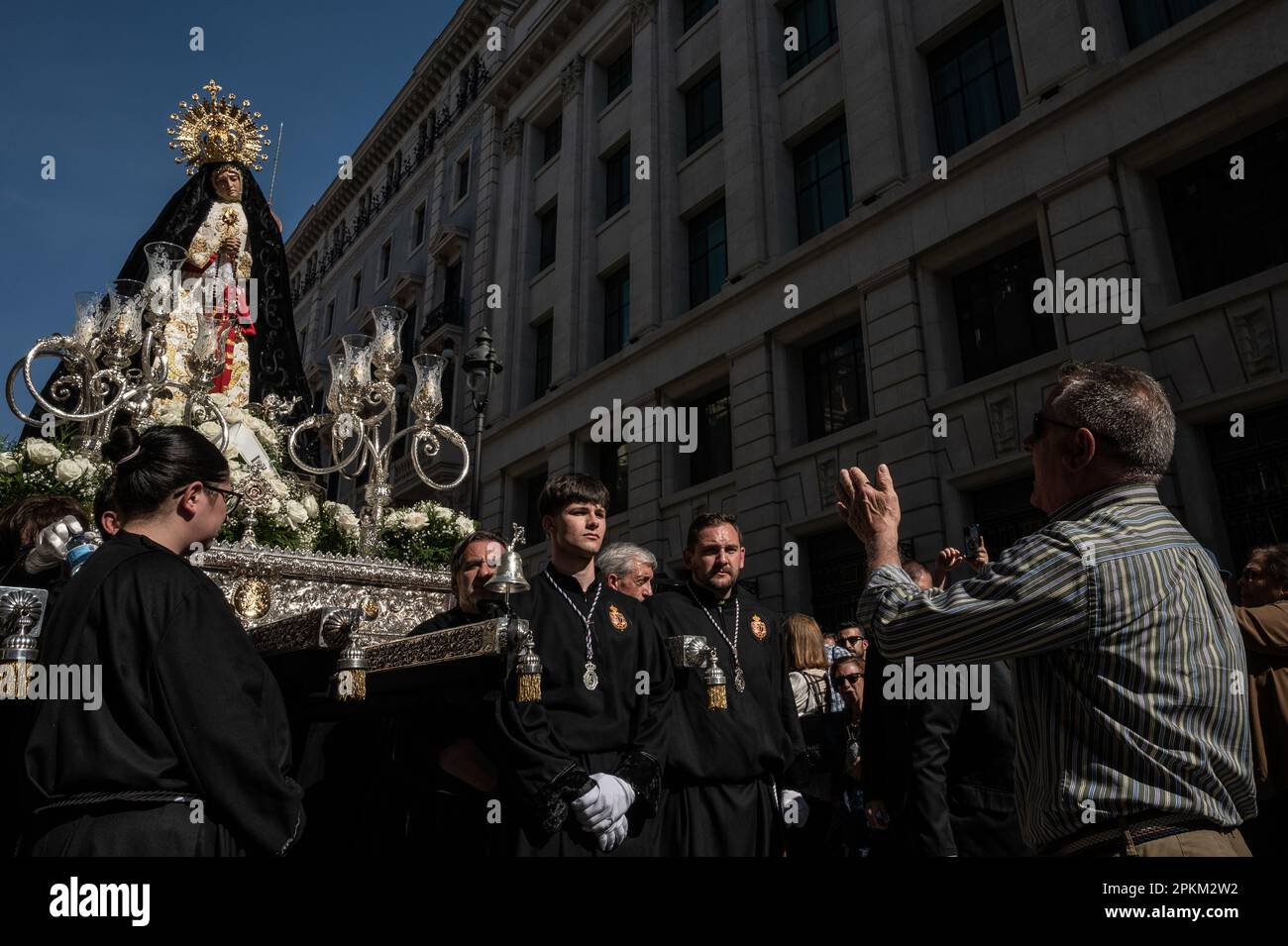 Madrid, Espagne. 08th avril 2023. Un homme chantant un 'saeta' à la figure de la Soledad pendant la procession du samedi de Pâques. Credit: Marcos del Mazo/Alay Live News Banque D'Images