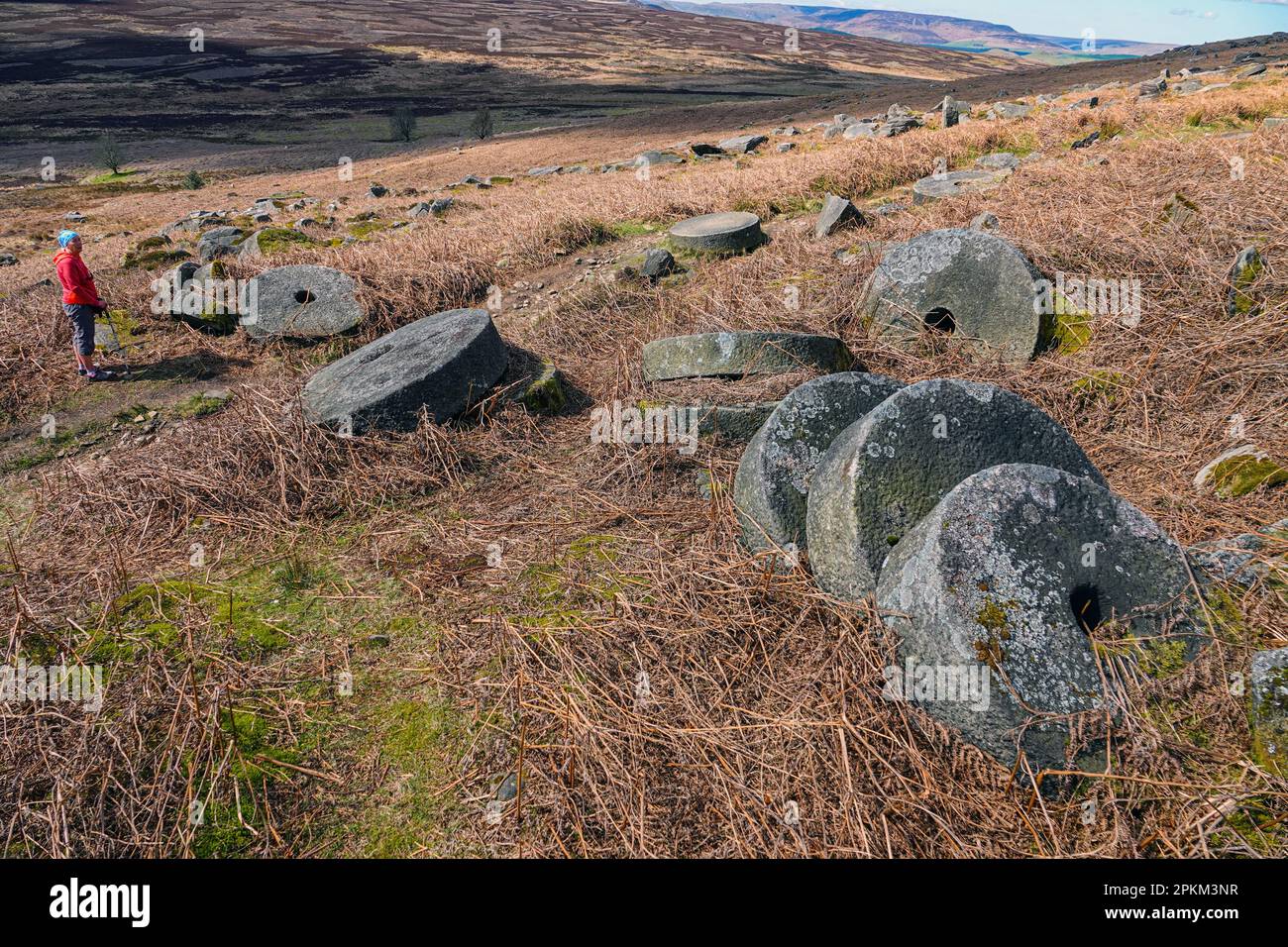 De vieilles pierres de moulin abandonnées à Stanage Edge, une falaise en pierre à aiguiser dans le Peak District, Derbyshire, Angleterre, Royaume-Uni Banque D'Images