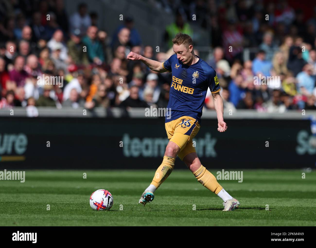 8th avril 2023 ; Gtech Community Stadium, Brentford, Londres, Angleterre ; Premier League football, Brentford versus Newcastle United ; Sean Longstaff de Newcastle United passant le ballon dans le milieu du terrain Banque D'Images