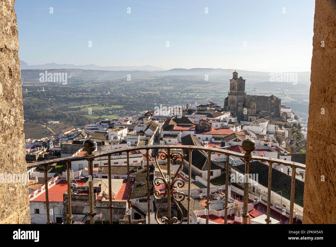 Arcos de la Frontera, Espagne. Vues aériennes de l'Iglesia de San Pedro (église Saint-Pierre), l'un des points de repère de la vieille ville Banque D'Images