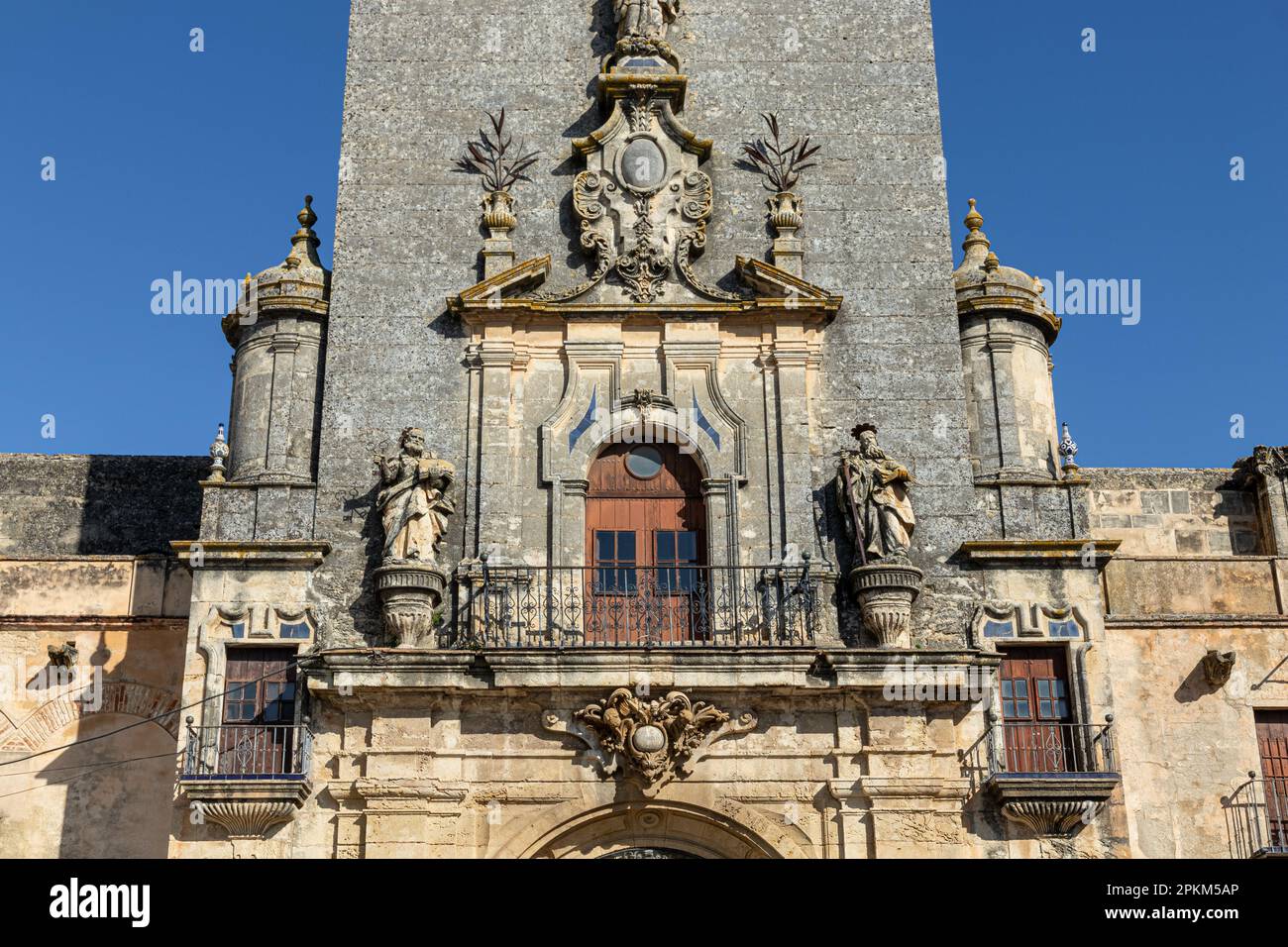 Arcos de la Frontera, Espagne. Façade et tour Renaissance de l'Eglise Iglesia de Nuestra Senora de la Asunción (église notre-Dame de l'Assomption) Banque D'Images