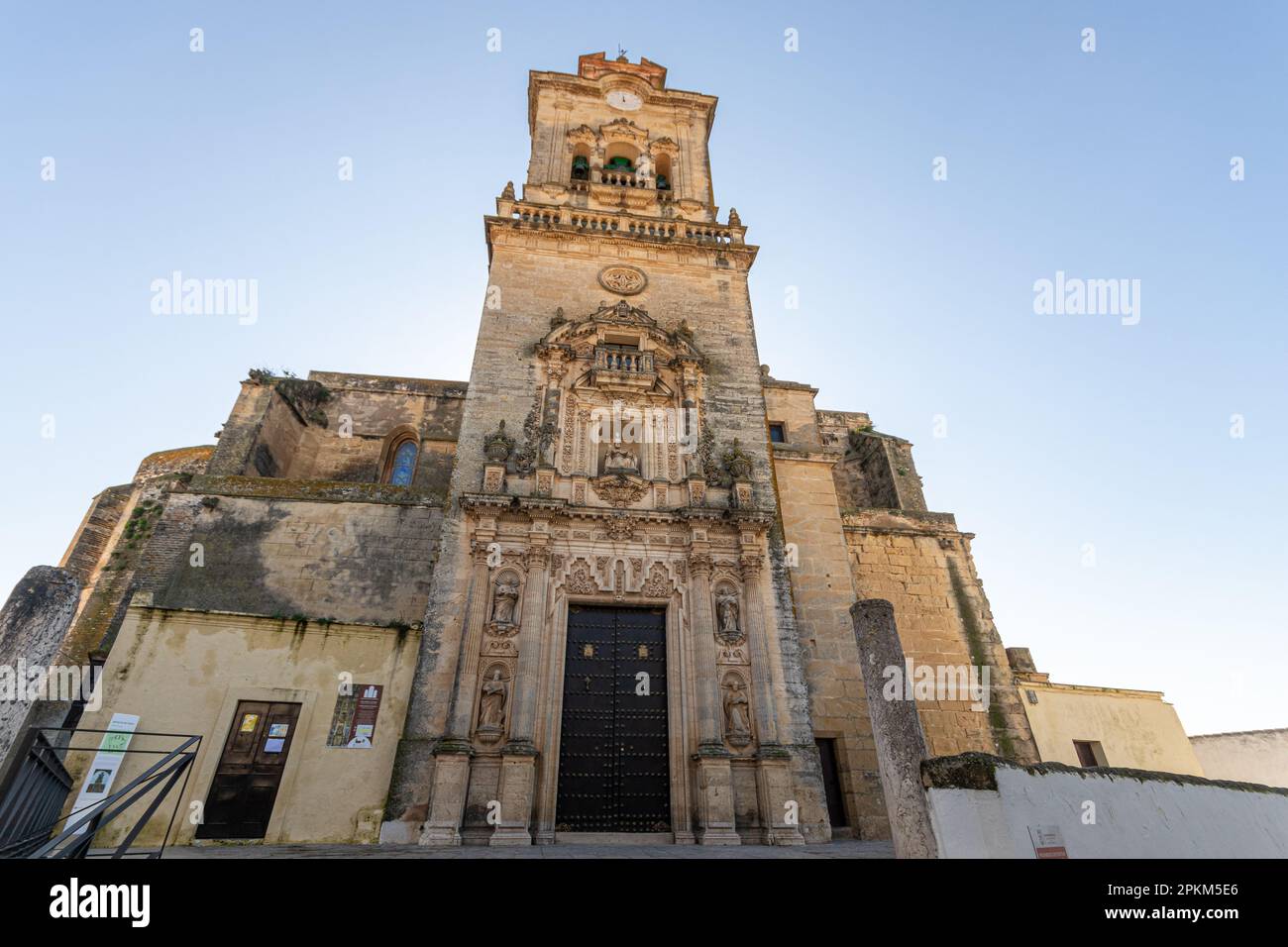 Arcos de la Frontera, Espagne. Façade principale et tour de l'Iglesia de San Pedro (église Saint-Pierre), l'un des monuments de la vieille ville Banque D'Images
