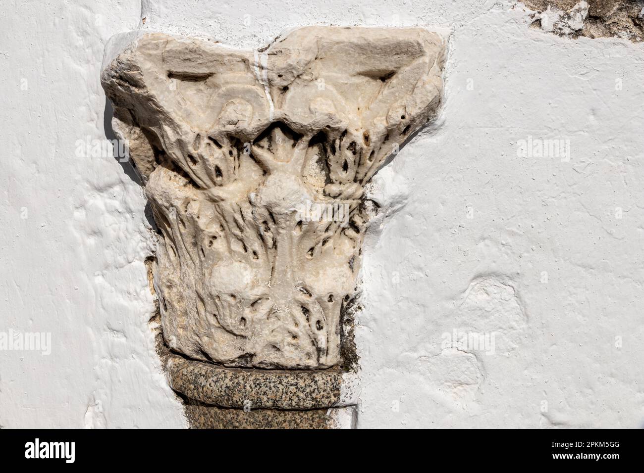 Arcos de la Frontera, Espagne. Une des rues de la vieille ville, avec une colonne romaine et la capitale dans un coin Banque D'Images