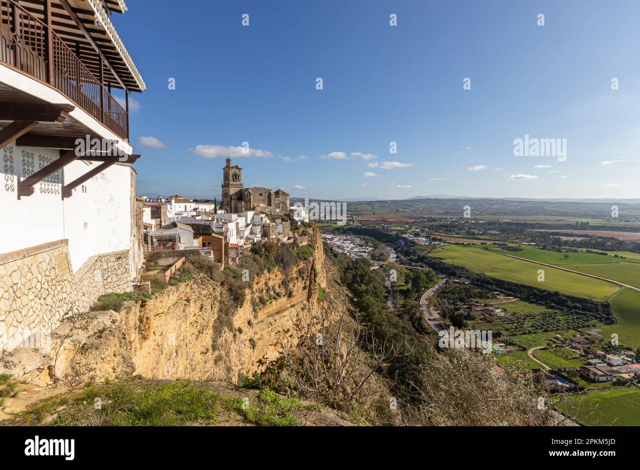Arcos de la Frontera, Espagne. Vues aériennes de l'Iglesia de San Pedro (église Saint-Pierre), l'un des points de repère de la vieille ville Banque D'Images
