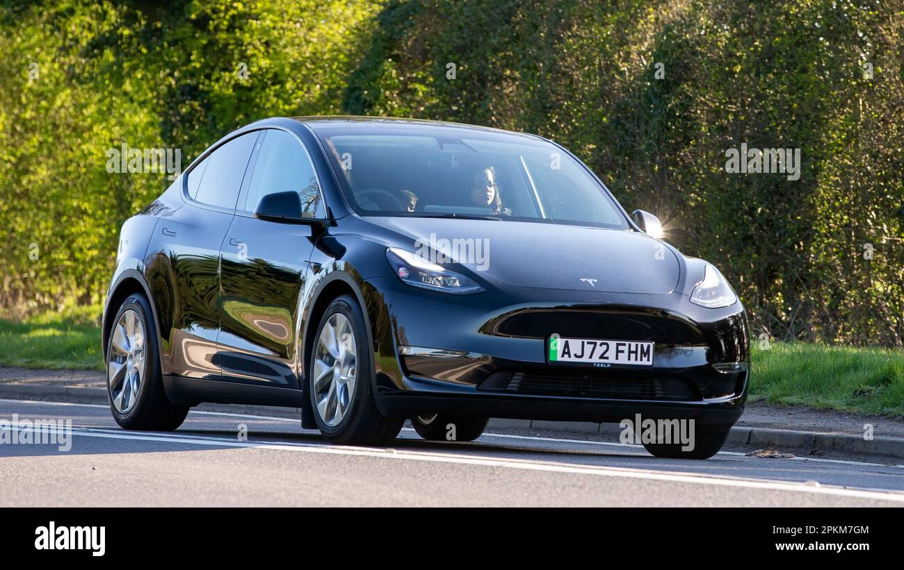 2022 TESLA MODÈLE y À TRANSMISSION intégrale LONGUE PORTÉE sur une route de campagne anglaise Banque D'Images