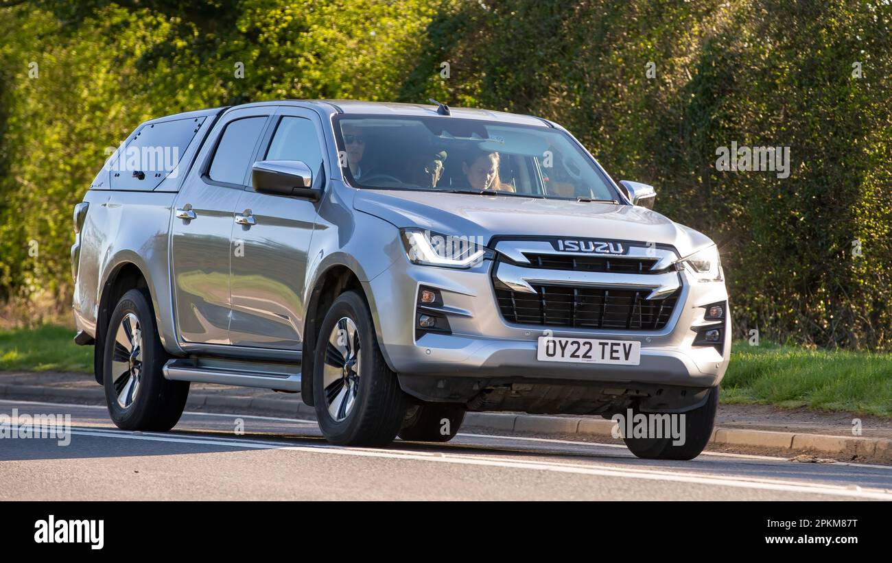 2022 voiture ISUZU D-MAX DL40 AUTO diesel voyageant sur une route de campagne anglaise Banque D'Images