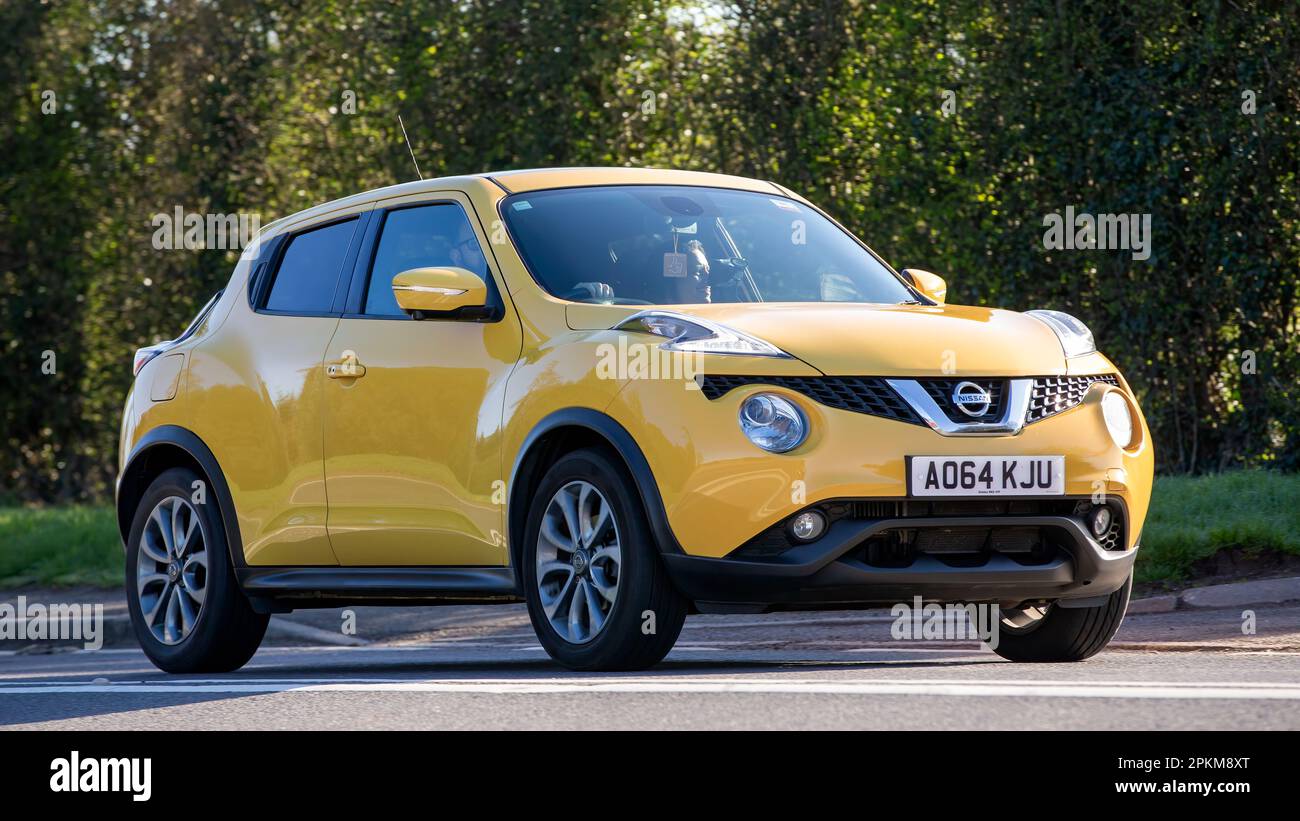 Voiture jaune Nissan Juke 2015 voyageant sur une route de campagne anglaise Banque D'Images