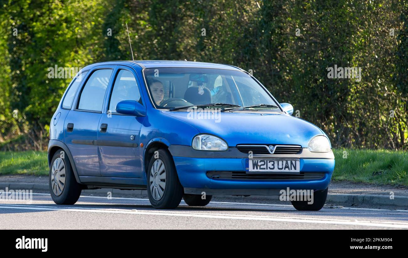 Voiture bleue Vauxhall Corsa 2000 sur une route de campagne anglaise Banque D'Images