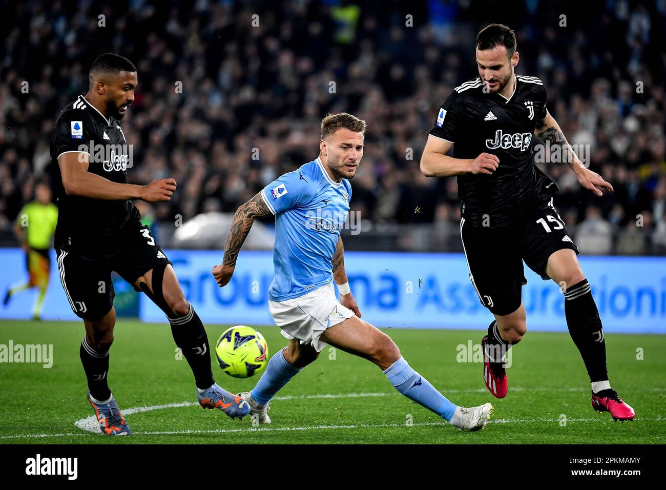Rome, Italie. 08th avril 2023. Gleison Bremer de Juventus FC, Ciro Immobile de SS Lazio et Federico Gatti de Juventus FC concourent pour le ballon pendant le Serie Un match de football entre SS Lazio et Juventus FC au stade Olimpico à Rome (Italie), 8 avril 2023. Credit: Insidefoto di andrea staccioli/Alamy Live News Banque D'Images