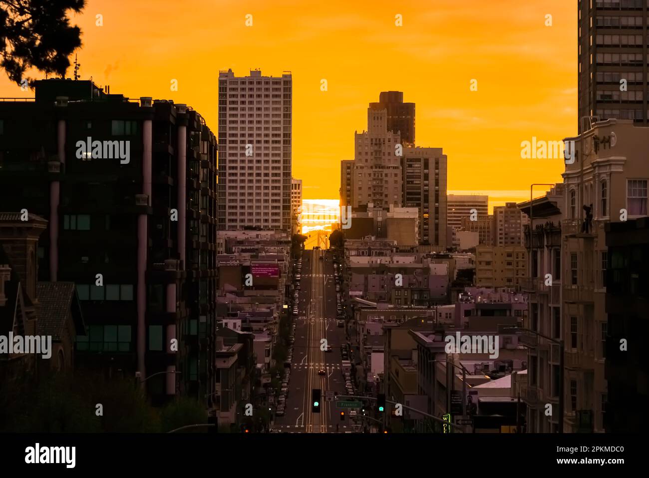 Vue sur le lever du soleil le long de California Street à San Francisco. Le soleil levant s'aligne entre California Street et Gough Streets à San Francisco. Le soleil se couche près des bâtiments et s'élève au-dessus du pont de la baie. Il se produit de 8 avril à 10 avril et il se produit deux fois par an. Sur 8 avril, des centaines de personnes se sont rassemblées à l'intersection de la rue California et de la rue Gough. Beaucoup d'entre eux viennent avec des engins de photographie de profession et de prendre des photos de lever de soleil au milieu de la route. (Photo de Michael Ho Wai Lee/SOPA Images/Sipa USA) Banque D'Images