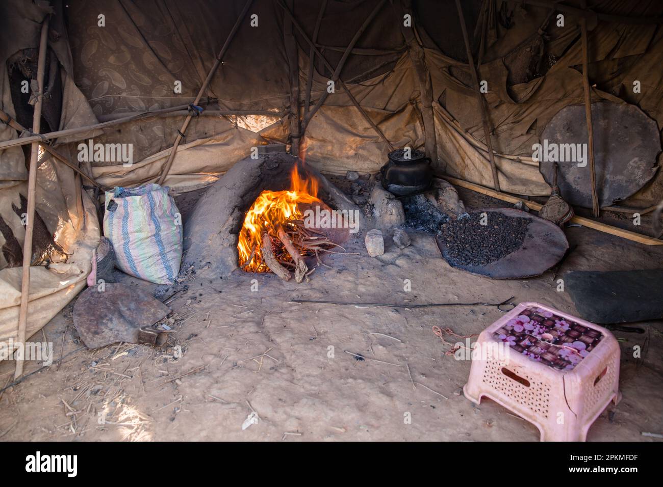 Un four à bois dans une tente de cuisine dans un village berbère au Maroc Banque D'Images