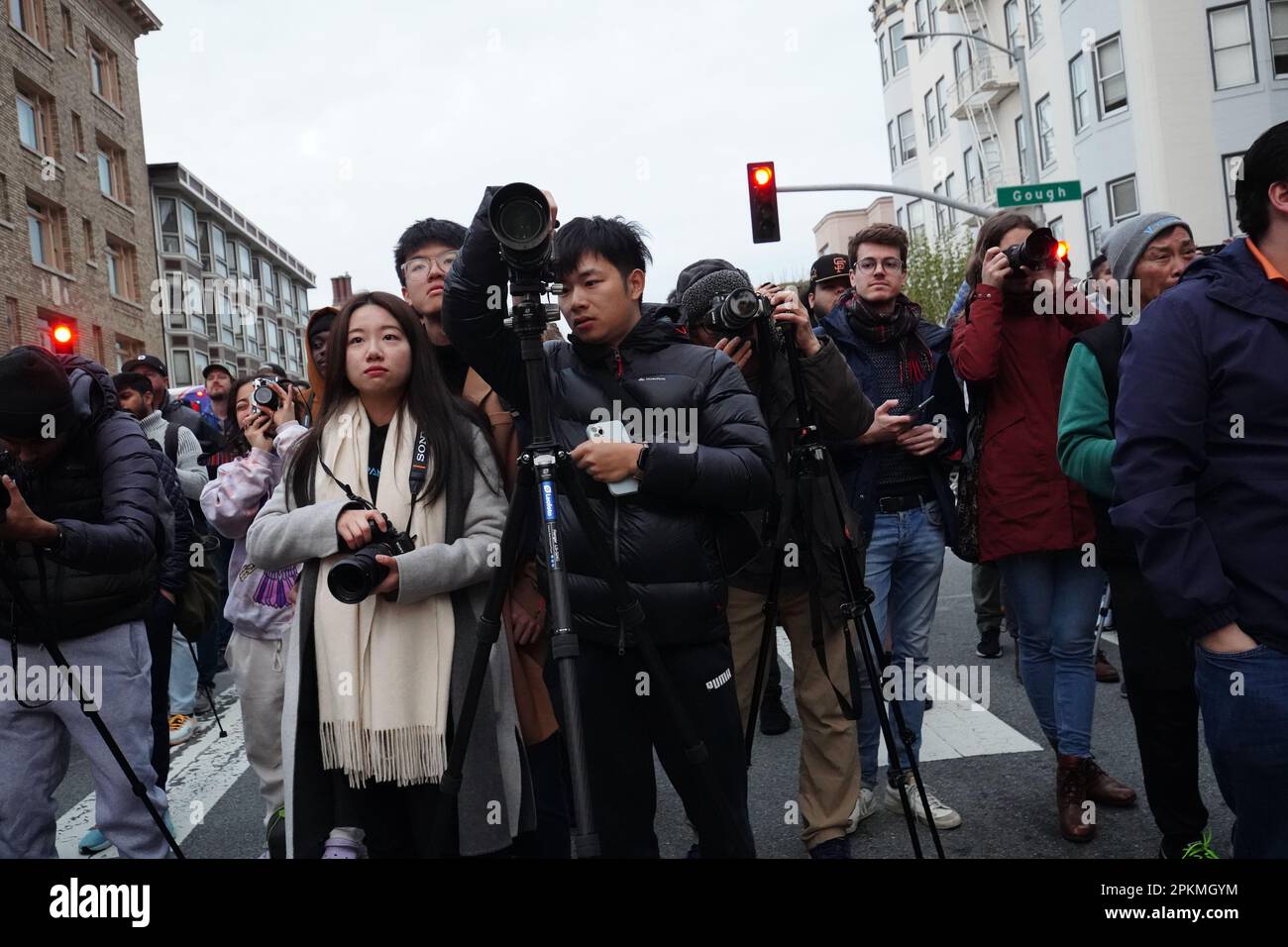 San Francisco, États-Unis. 08th avril 2023. Les gens prennent des photos du lever du soleil au milieu de la route. Le soleil levant s'aligne entre California Street et Gough Streets à San Francisco. Le soleil se couche près des bâtiments et s'élève au-dessus du pont de la baie. Il se produit de 8 avril à 10 avril et il se produit deux fois par an. Sur 8 avril, des centaines de personnes se sont rassemblées à l'intersection de la rue California et de la rue Gough. Beaucoup d'entre eux viennent avec des engins de photographie de profession et de prendre des photos de lever de soleil au milieu de la route. Crédit : SOPA Images Limited/Alamy Live News Banque D'Images