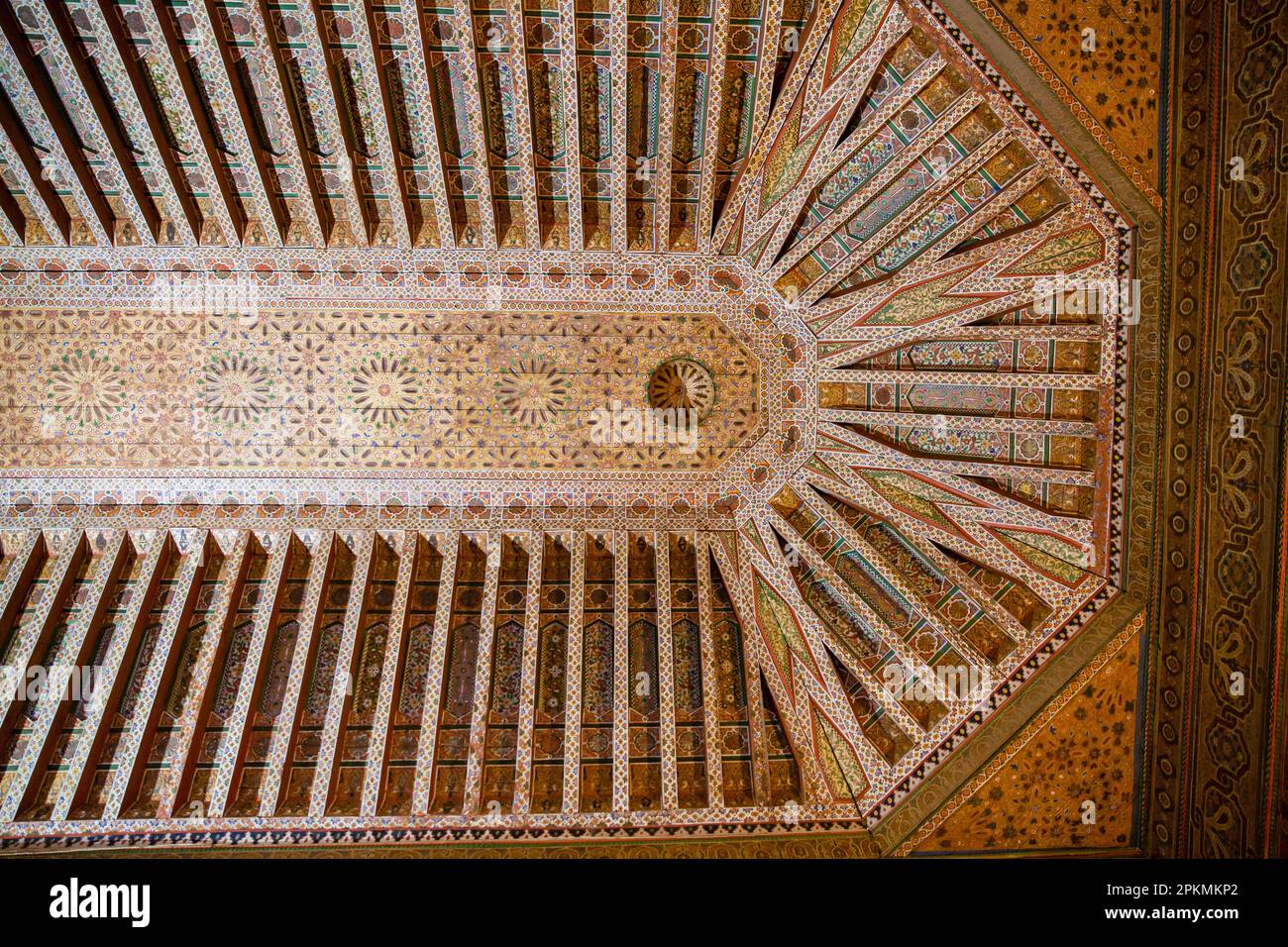 Beaux détails sur un plafond en bois dans le Palais Bahia à Marrakech Maroc Banque D'Images