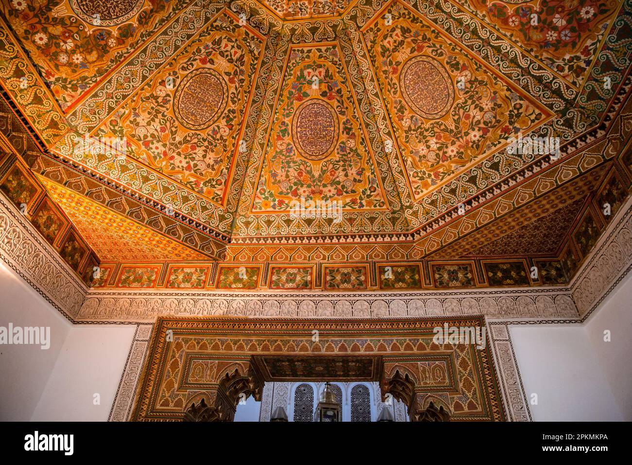 Beaux détails sur un plafond en bois dans le Palais Bahia à Marrakech Maroc Banque D'Images