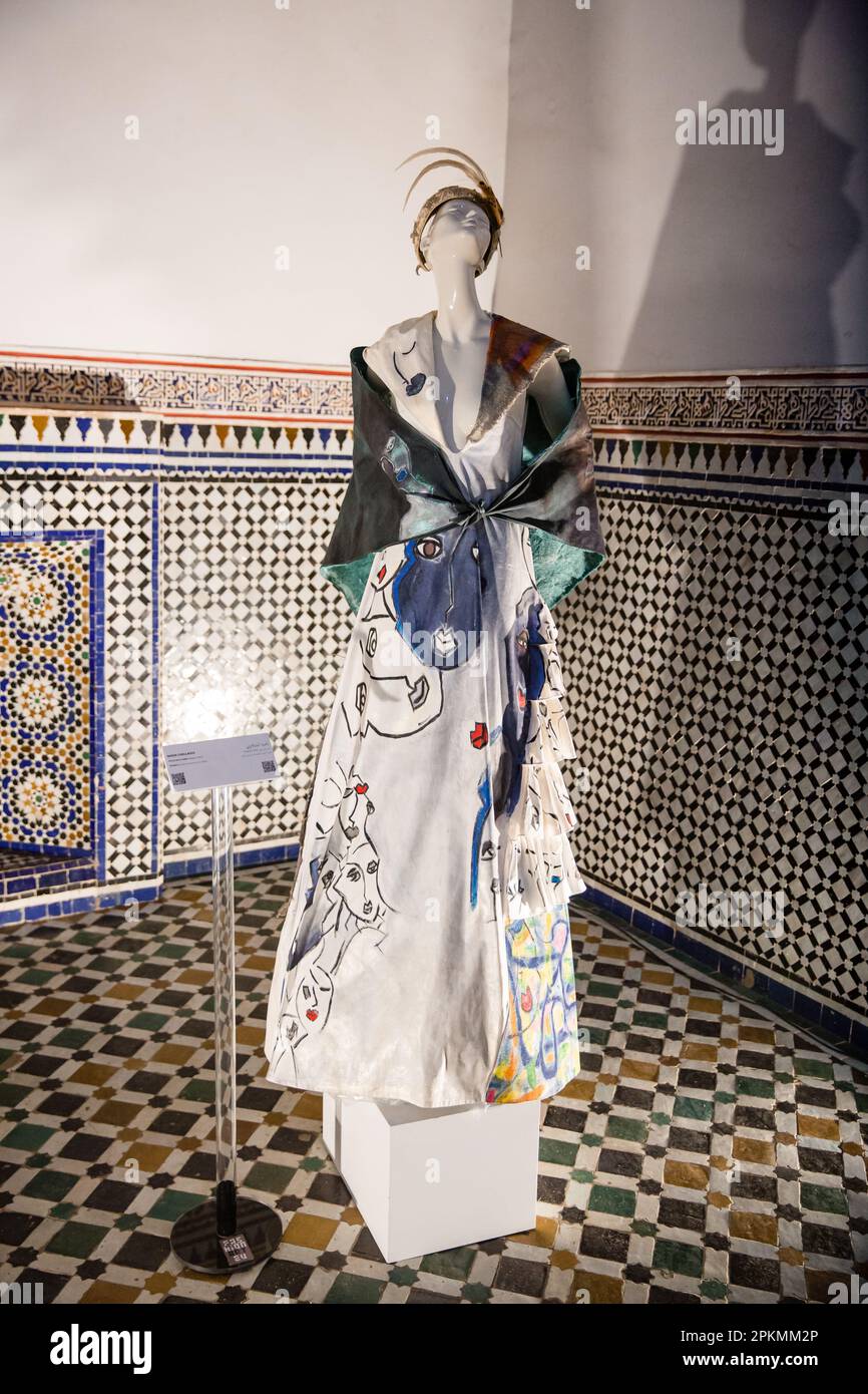 Un mannequin présentant des vêtements tendance au Palais Bahia de Marrakech au Maroc Banque D'Images