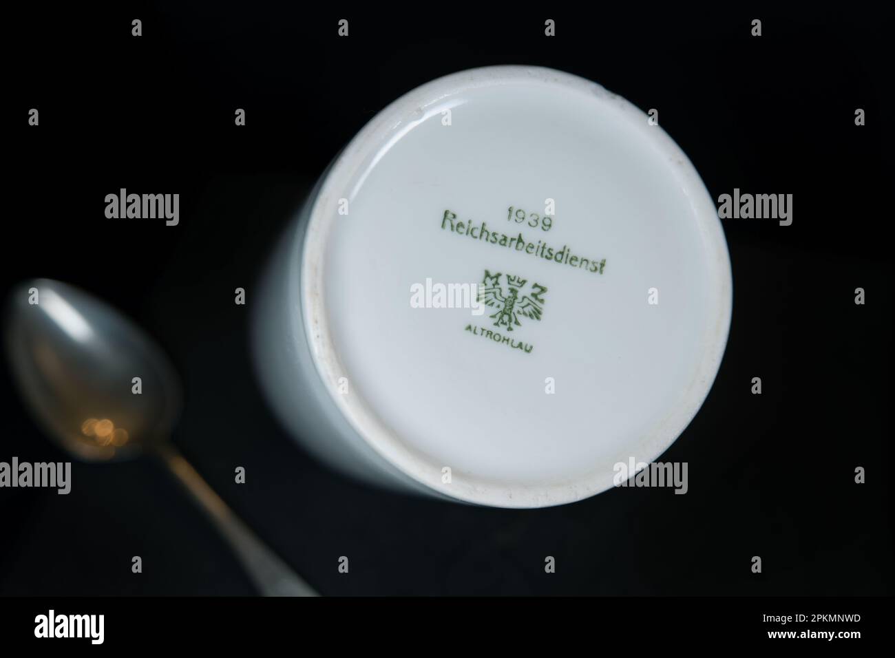 Gobelet en porcelaine solide de l'allemand 'Reichsarbeitsdienstt' (Reich Labor Service) 1939 Banque D'Images