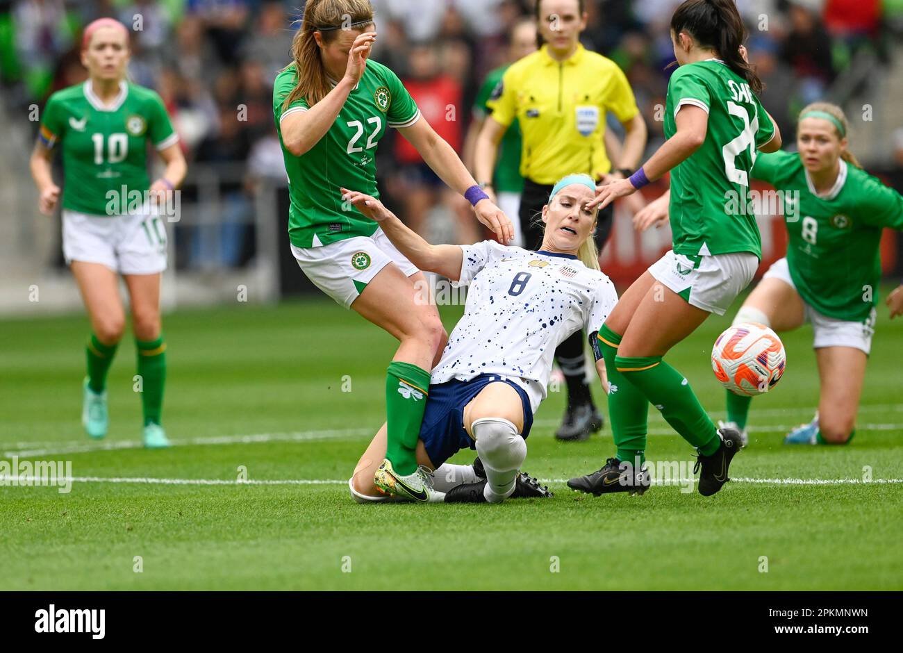 #8 JULIE ERTZ des Etats-Unis combat une foule de joueurs irlandais dont #22 KYRA CARUSA d'Irlande au cours de la deuxième moitié de l'action dans un Etats-Unis L'équipe nationale des femmes (USWNT) est amicale contre la République d'Irlande (IRL). Les deux équipes se préparent pour la prochaine coupe du monde féminine de la FIFA 2023. Crédit : Bob Daemmrich/Alay Live News Banque D'Images #8 JULIE ERTZ des Etats-Unis combat une foule de joueurs irlandais dont #22 KYRA CARUSA d'Irlande au cours de la deuxième moitié de l'action dans un Etats-Unis L'équipe nationale des femmes (USWNT) est amicale contre la République d'Irlande (IRL). Les deux équipes se préparent pour la prochaine coupe du monde féminine de la FIFA 2023. Crédit : Bob Daemmrich/Alay Live News Banque D'Images