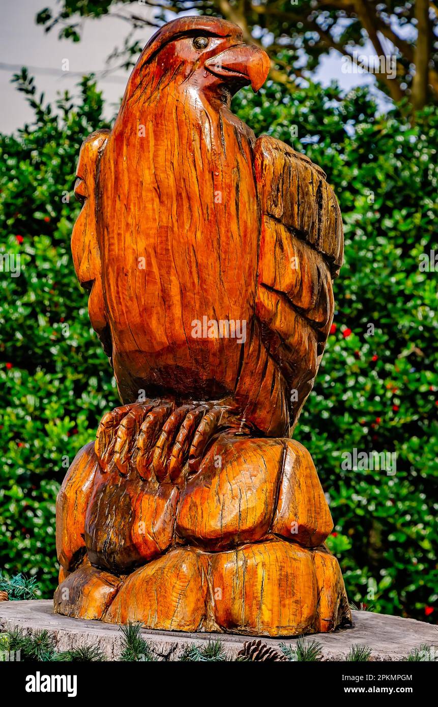 Une sculpture d'aigle de Marlin Miller se trouve devant le Centre des arts de Gulfport, dans l'ancienne bibliothèque Carnegie, à 2 avril 2023, à Gulfport, Mississippi. Banque D'Images