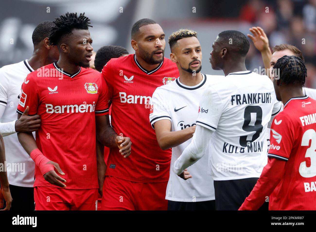 Leverkusen, Allemagne 1. Bundesliga, 27. Spieltag, Matchday 27 Bayer 04 Leverkusen : Eintracht Frankfurt 3-1 08. 04. 2023 in der Bay-Arena in Leverkusen Edmond TAPSOBA (LEV), Jonathan TAH (LEV), Djibril Sow (FFM) et Randal KOLO MUANI (FFM) v.L.N.R.- photo: Norbert Schmidt, Düsseldorf Banque D'Images