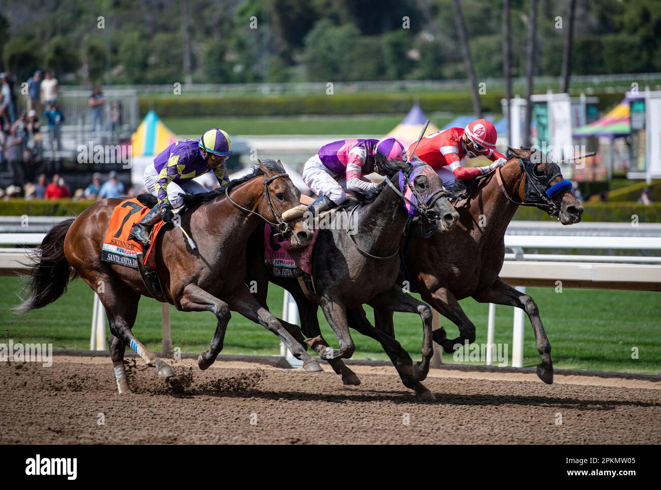 April 8, 2023, Arcadia, CA, USA: Practical Move (5) ridden by JockeyRamon Vasquez wins the Santa Anita Derby (Grade 1) at Santa Anita Park in Arcadia, California on April 8th, 2023. Jon Putman/Eclipse Sportswire/CSM(Credit Image: © Jon Putman/Cal Sport Media) (Cal Sport Media via AP Images) Banque D'Images
