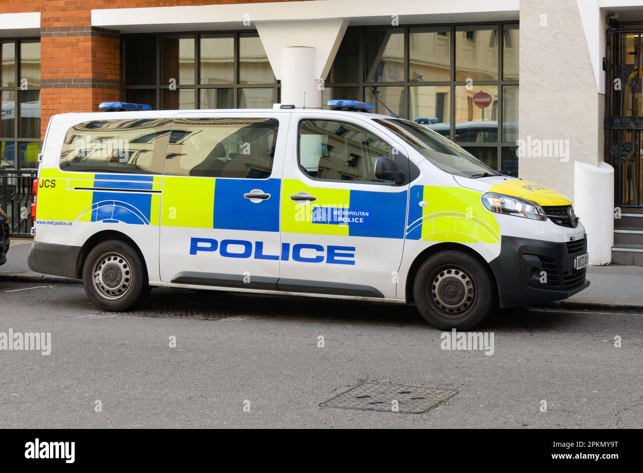Londres, Royaume-Uni - 17 mars 2023 ; fourgonnette de la police métropolitaine de Londres dans des couleurs haute visibilité Banque D'Images