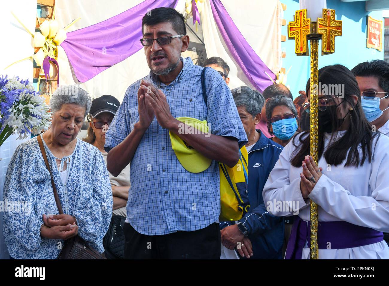 Membres de la paroisse priant devant les autels du quartier pendant la procession silencieuse du Vendredi Saint, ville de Oaxaca, Mexique Banque D'Images