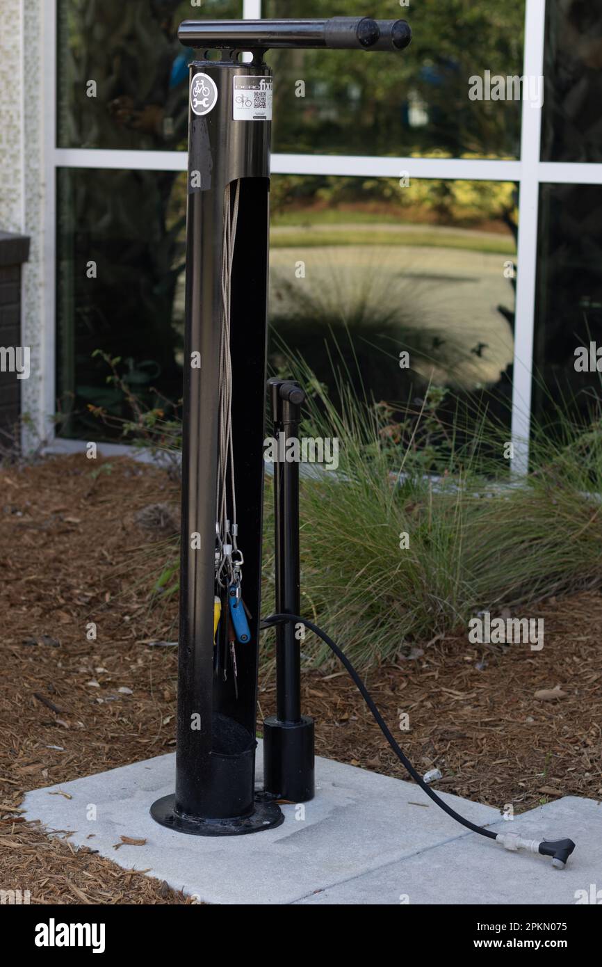 Une photo d'une station de réparation de vélo moderne dans la région de Lake Nona, en Floride. Banque D'Images