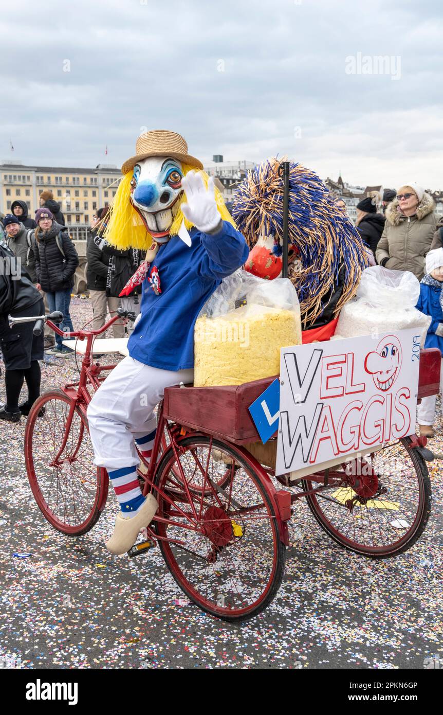 Deux Waggis en vélo trois roues au Carnaval de Fasnacht à Bâle en Suisse Banque D'Images