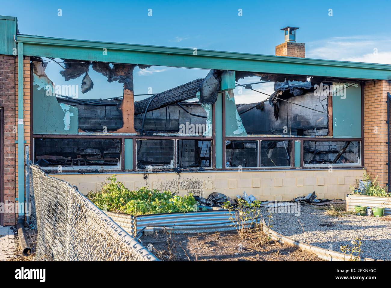 Stewart Valley, SK, Canada- 28 août 2022 : les ruines de l'école Stewart Valley après un coup de foudre ont causé un incendie Banque D'Images