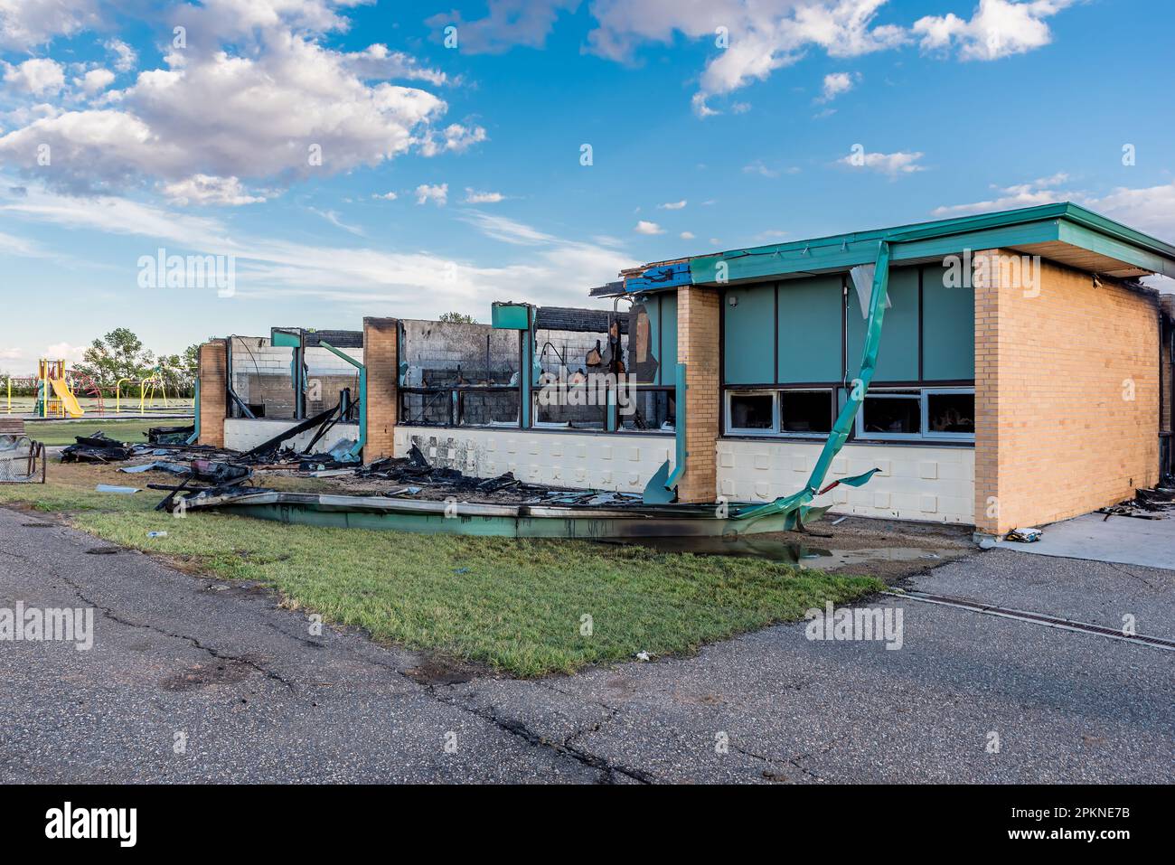 Stewart Valley, SK, Canada- 28 août 2022 : les ruines de l'école Stewart Valley après un coup de foudre ont causé un incendie Banque D'Images