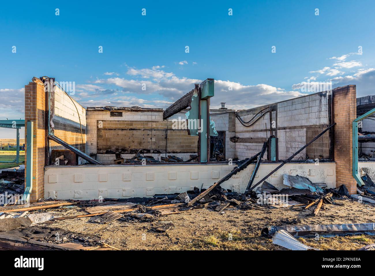 Stewart Valley, SK, Canada- 28 août 2022 : les ruines de l'école Stewart Valley après un coup de foudre ont causé un incendie Banque D'Images