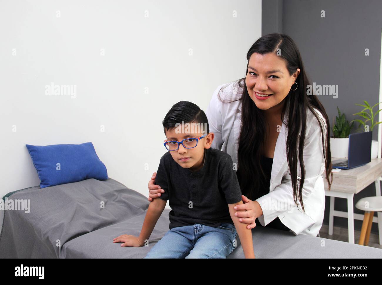 Latina médecin et garçon patient avec le trouble du spectre de l'autisme, une déficience développementale causée par des différences dans le cerveau. Certains enfants atteints de TSA Banque D'Images