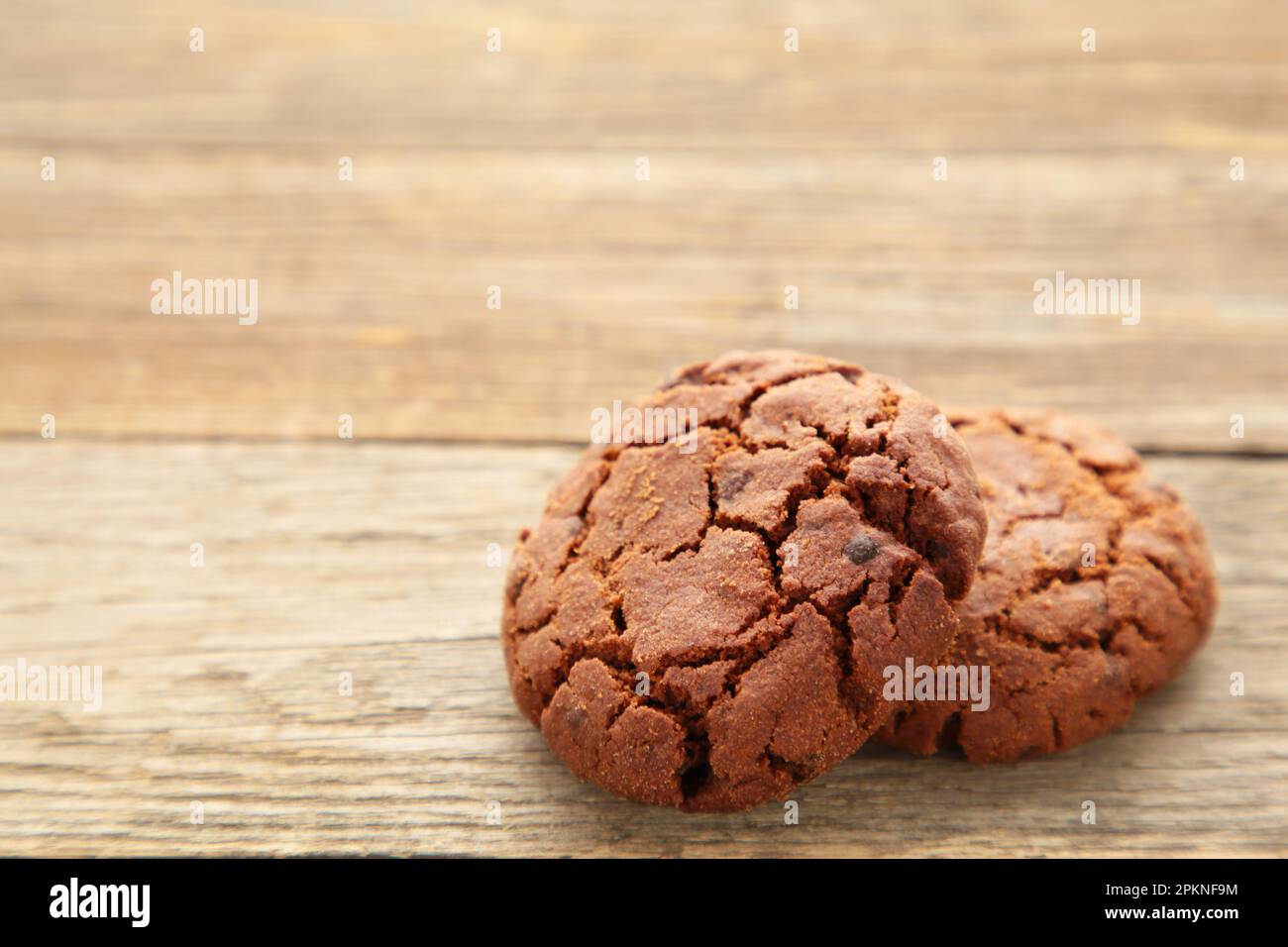 Biscuits aux pépites de chocolat sur fond de bois gris. Vue de dessus. Verticale Banque D'Images