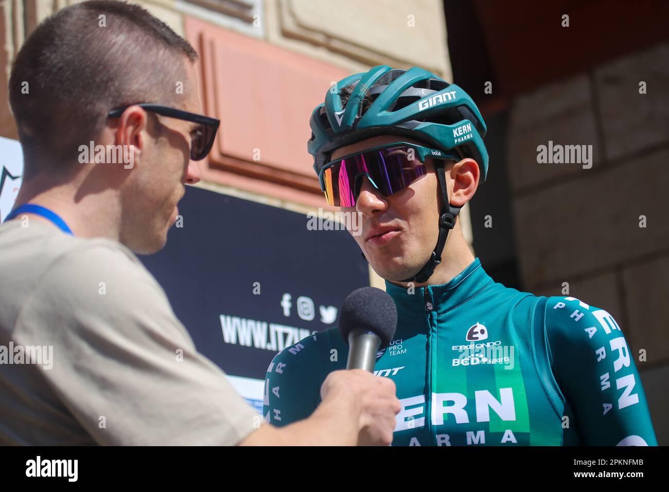 Eibar, Espagne. 08th avril 2023. Eibar, Espagne, 08 avril 2023: Le pilote de l'équipe Kern Pharma, Igor Arrieta, assiste aux médias pendant la phase 6th du pays basque Itzulia 2023 avec début et fin à Eibar, on 08 avril 2023, à Eibar, Espagne. (Photo d'Alberto Brevers/Pacific Press) crédit: Pacific Press Media production Corp./Alamy Live News Banque D'Images