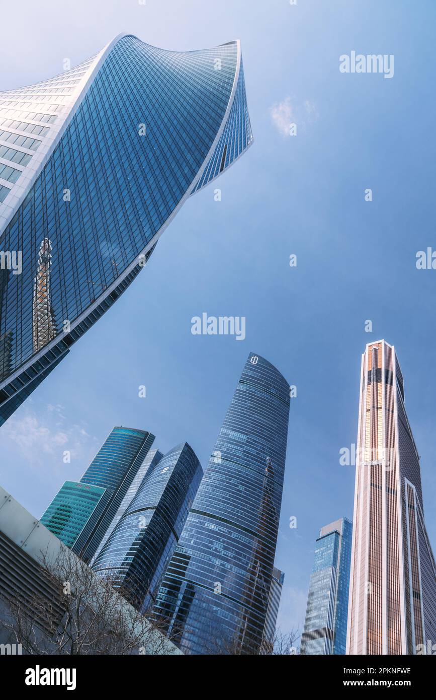 Gratte-ciels dans le quartier des affaires de Moscou. Vue de bas en haut des tours sur fond bleu ciel. Moscou. Russie Banque D'Images Gratte-ciels dans le quartier des affaires de Moscou. Vue de bas en haut des tours sur fond bleu ciel. Moscou. Russie Banque D'Images