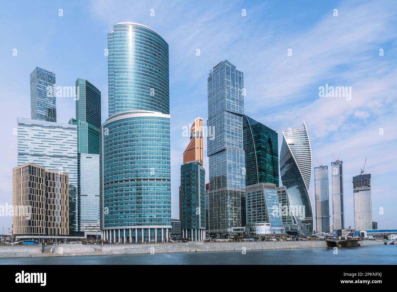 Vue sur les gratte-ciels du quartier de Moscou le jour ensoleillé du printemps. Moscou. Russie Banque D'Images Vue sur les gratte-ciels du quartier de Moscou le jour ensoleillé du printemps. Moscou. Russie Banque D'Images