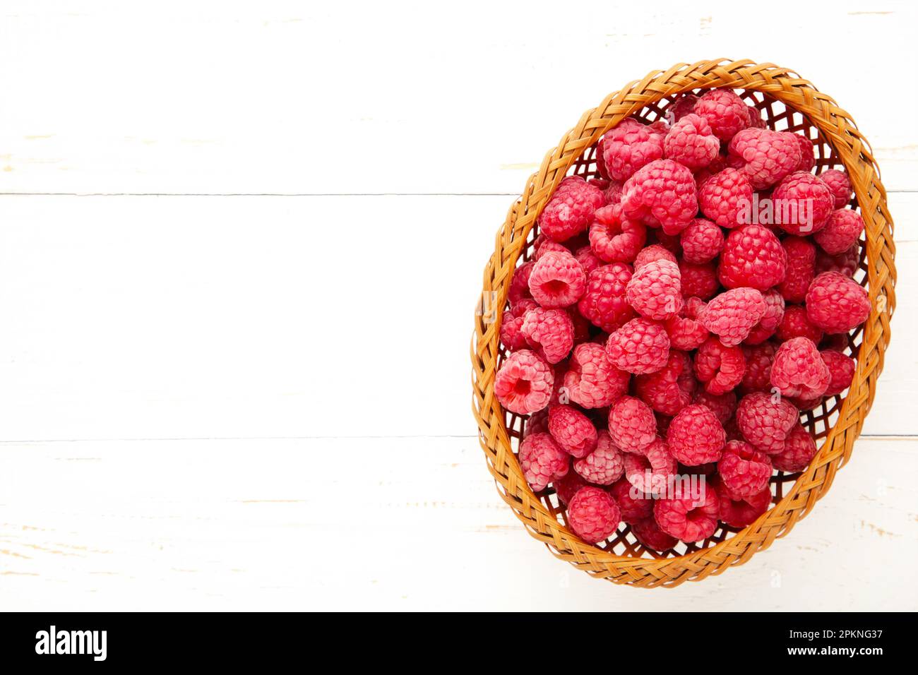 Framboise fraîche dans un panier sur fond blanc en bois . Vue de dessus  Photo Stock - Alamy