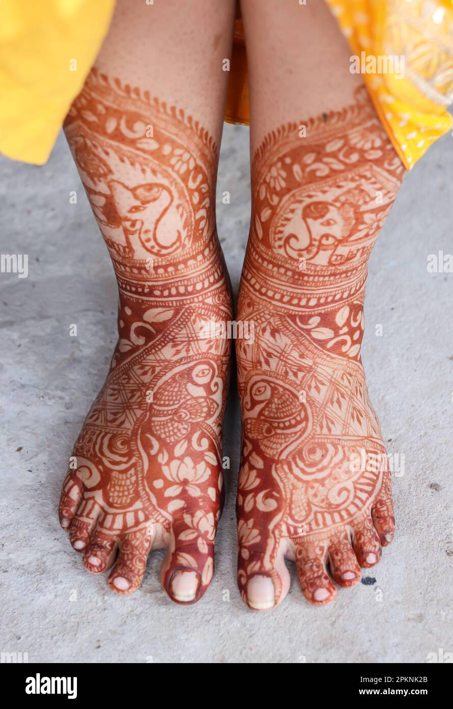 les pieds sont décorés d'un magnifique tatouage au henné ou d'œuvres d'art méhndi à l'angle plat Banque D'Images
