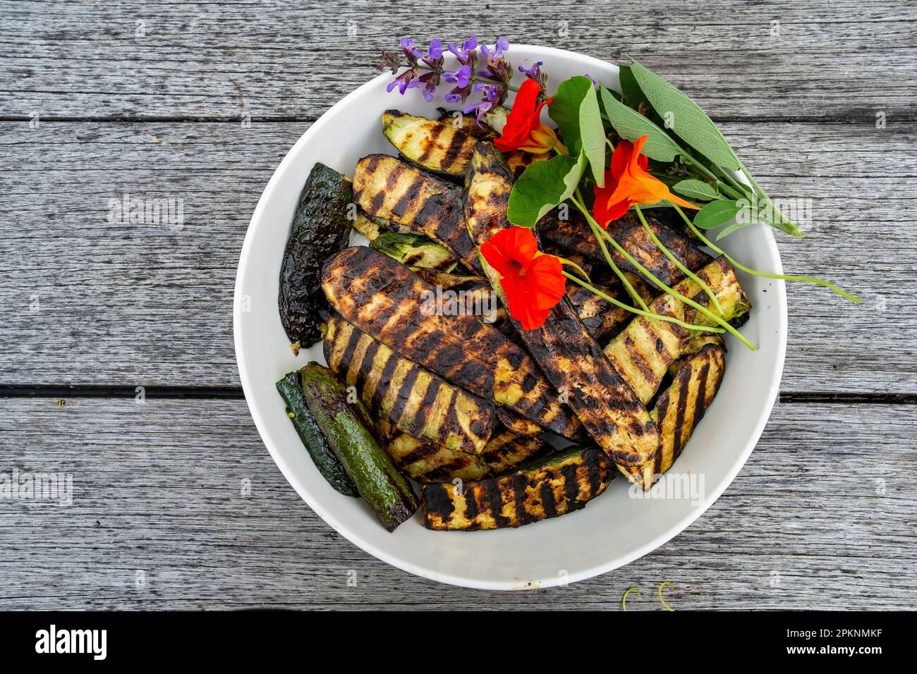 Courgettes poêlées grillées au barbecue Banque D'Images