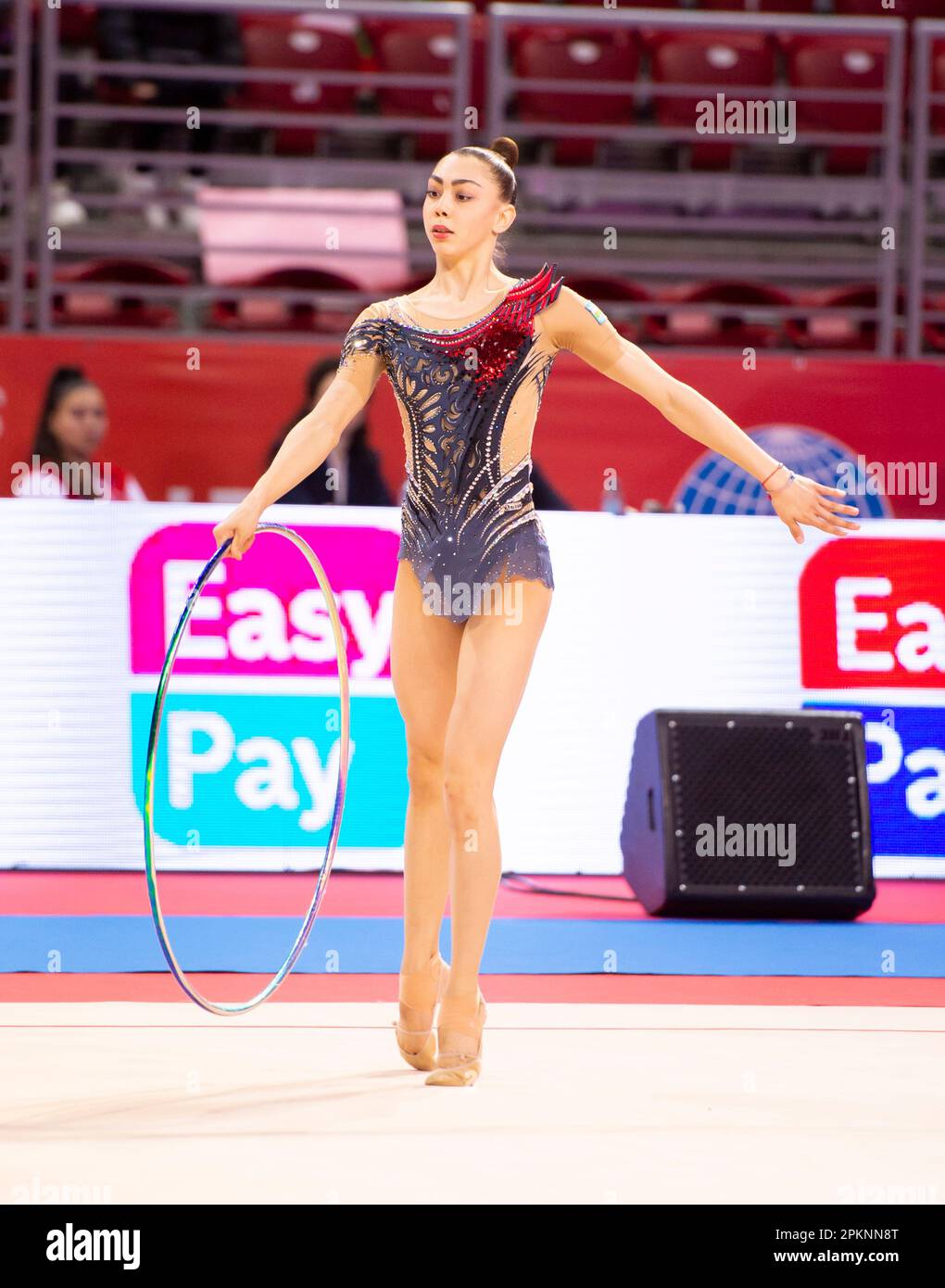 Sofia, Bulgarie. 31 mars 2023. Yosmina Rakhimova d'Ouzbékistan se produit avec le cerceau lors de la coupe du monde de gymnastique rythmique à l'Arena Armeec Banque D'Images