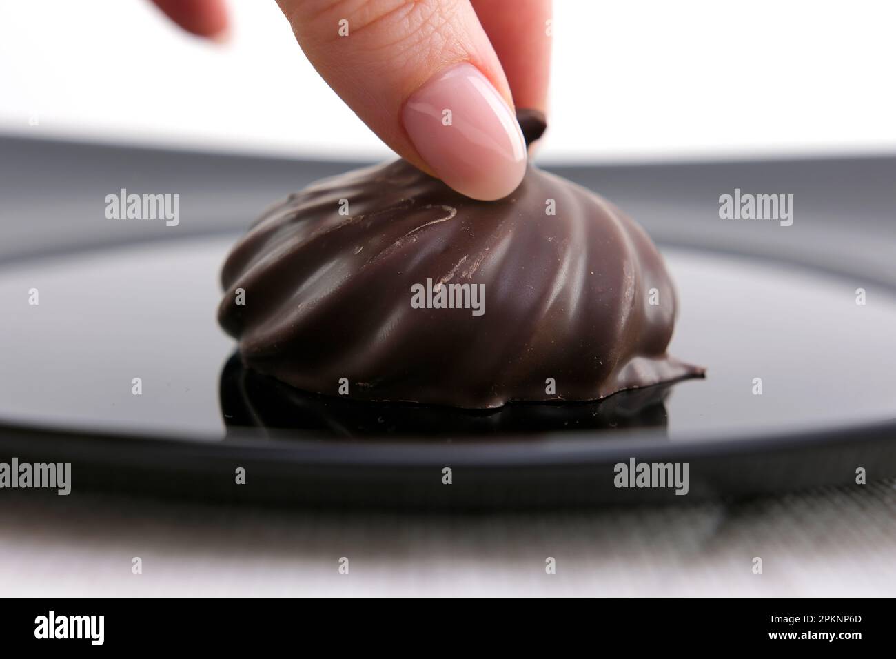 Délicieux marshmallows de dessert au chocolat sur assiette noire femelle prend son déjeuner fait maison beau restaurant servant Reflection gros-up publicité confiseur cours la vie est bonne Banque D'Images